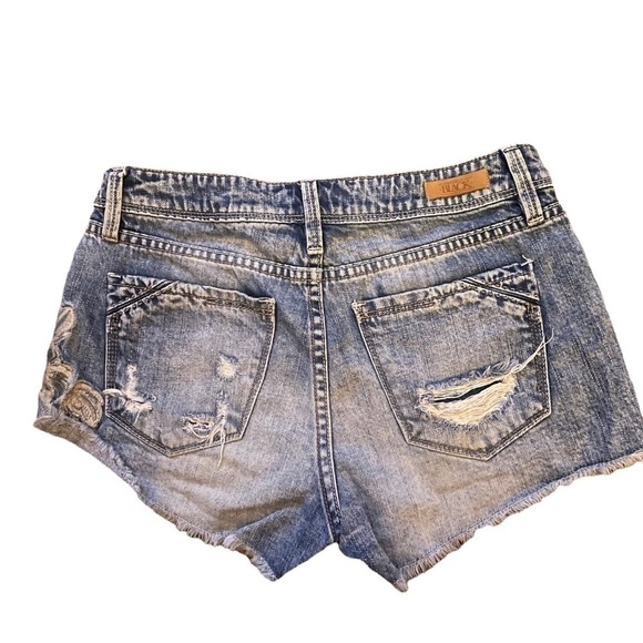 𝅺BUCKLE Black Denim Blue Shorts w/Embroidery Stitching Detailing & Raw Hem - Picture 6 of 7